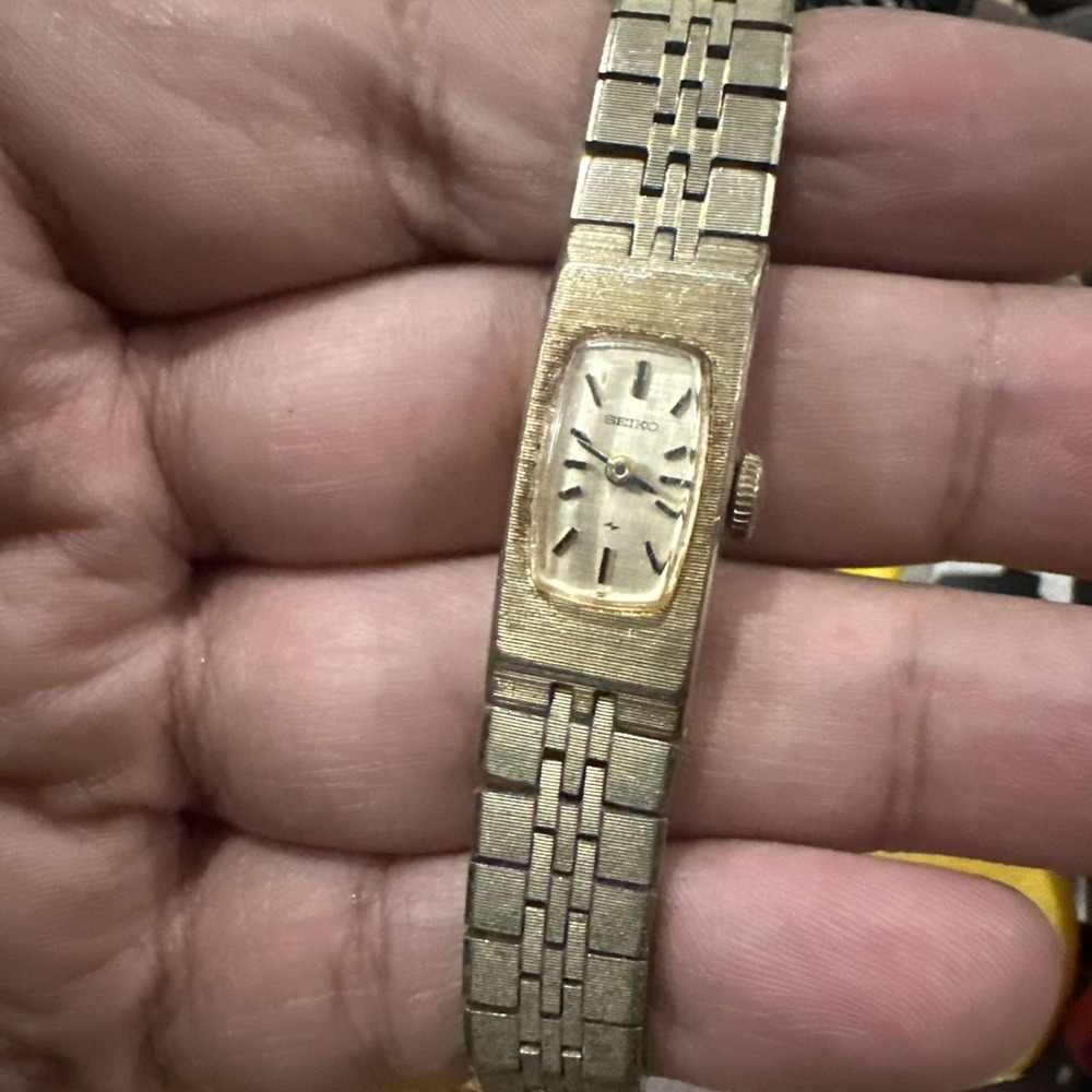 Works Vintage SEIKO Gold Tone Manual Wind 17J Womens Watch 12mm Fit 5.75in Runs